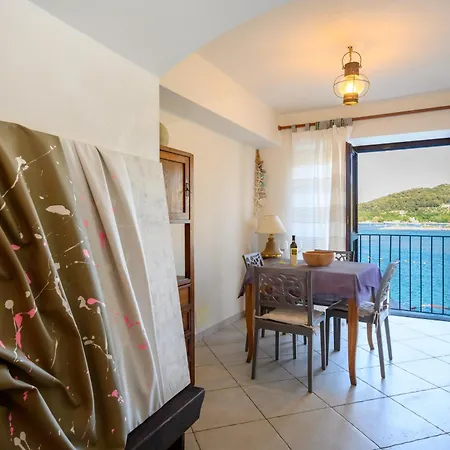 Capitolo Primo * 韦内雷港